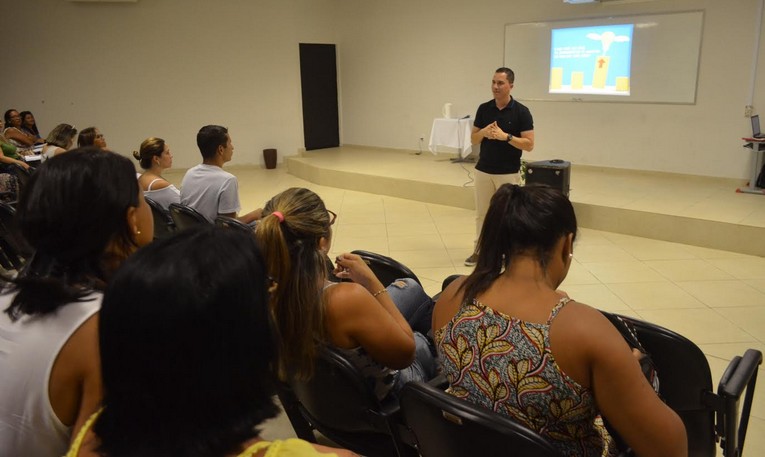 Professor da FSMA ministra palestra para servidores de Rio das Ostras                