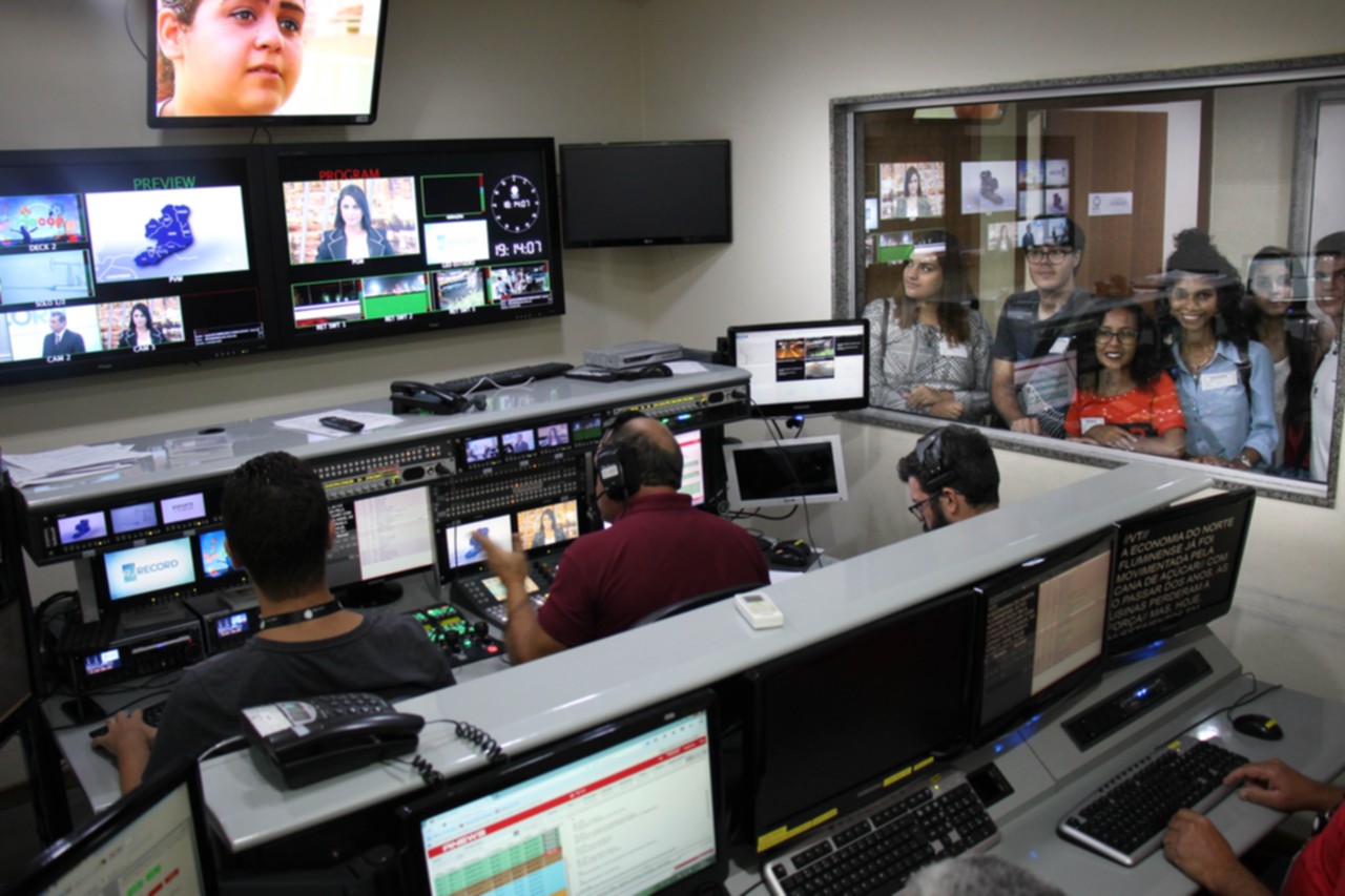 Estudantes de Comunicação da Salesiana visitam Record TV em Campos                